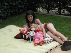 50) Sarah met poppen (3) op 20 aug.