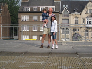 06) Pepee, Jana & Sarah aan stationsfontein op 7 aug.