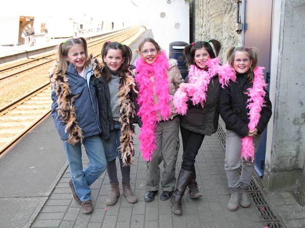 02) Sarah met klasgenootjes op perron Halle