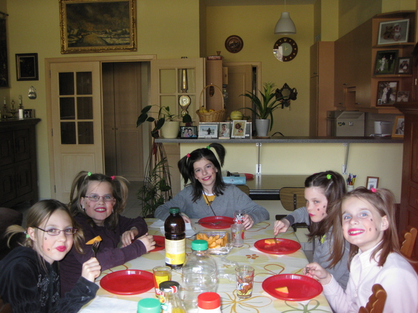 03) Sarah met 4 klasgenootjes aan tafel