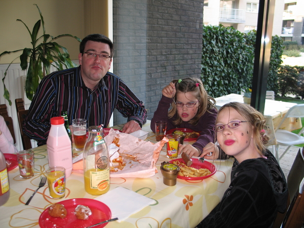 29) Wim & kinderen eten frietjes alvorens vertrek