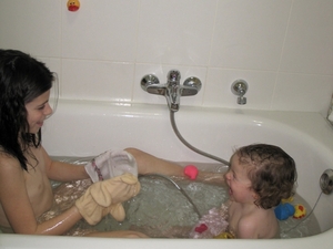 14) Jana fel lachend tegen Sarah in bad