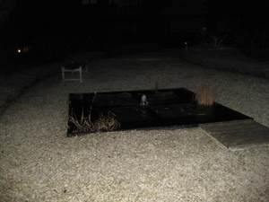 6) Sennehoftuin 's nachts aan verlicht fonteintje