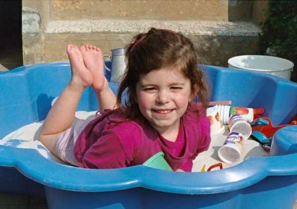 05) 2002 Sarah in zandbak