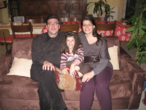 15) Sarah, papa &  mama aandachtig kijkend in zetel