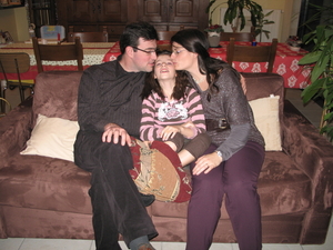 16) Papa en mama kussen Sarah in de zetel