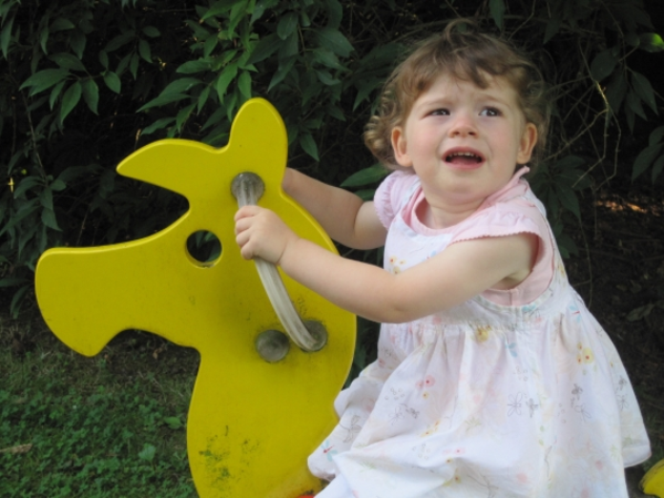 05) Jana op de schommel