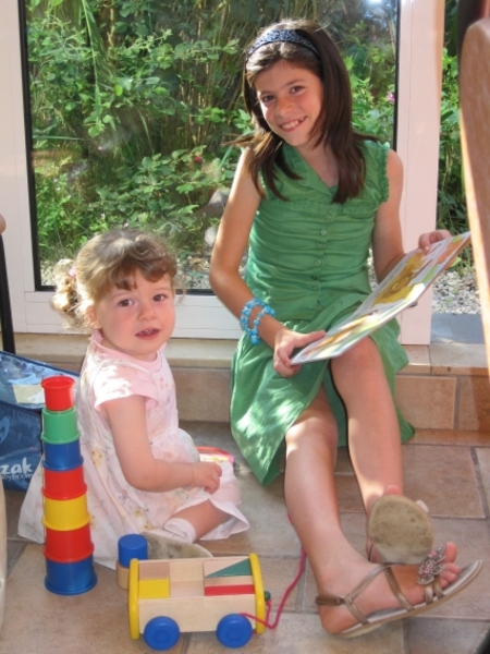 13) Sarah en Jana spelend