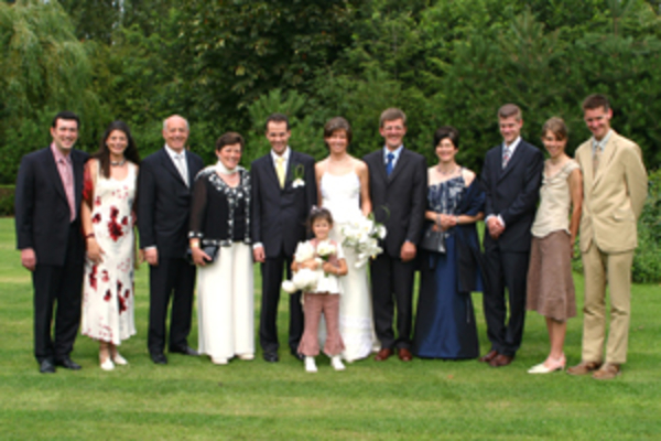 33) Groepsfoto beide families