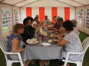 gezellige sfeer aan tafel