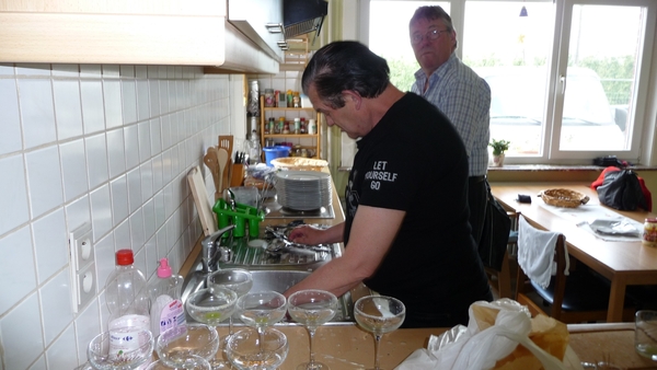 de nieuwe mannen !!! aan de afwas