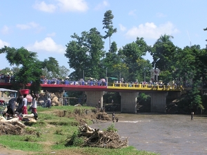 brug over de grensrivier 