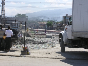 Port-au-Prince : verstopt afvoerkanaal (vuilnis)