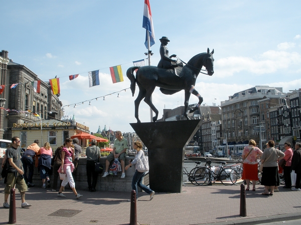 A'dam _Rokin, Ruiterstandbeeld van koningin Wilhelmina