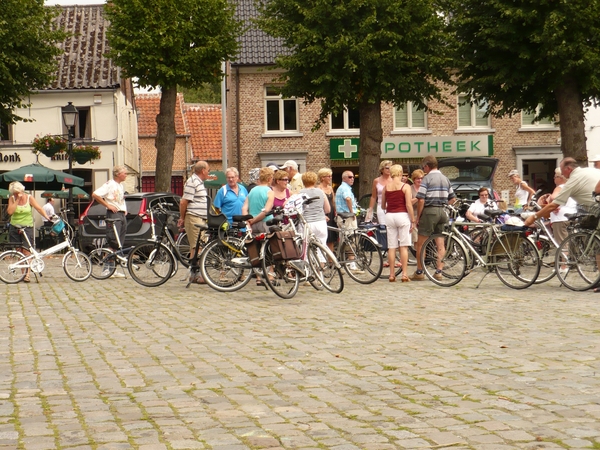 MET 34 PERSONEN.30 KM FIETSEN