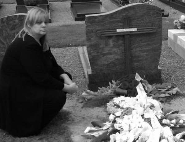 mijn allerliefste mama op het kerkhof 5 aug 2011