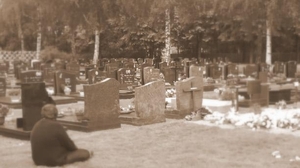 yves op het kerkhof bij bomma