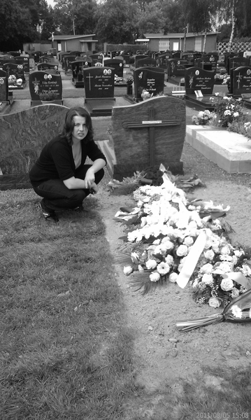 stephanie op het kerkhof bij bomma 5 aug 2011