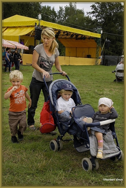 sized_sized_DSC31467a op de feestwijde trotse moeder