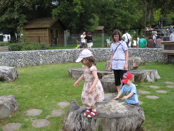 35) Mama & kindjes in 't domein