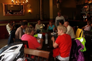 De groep in een historisch café