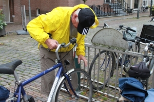 Willy controleert de fiets van Gilbert