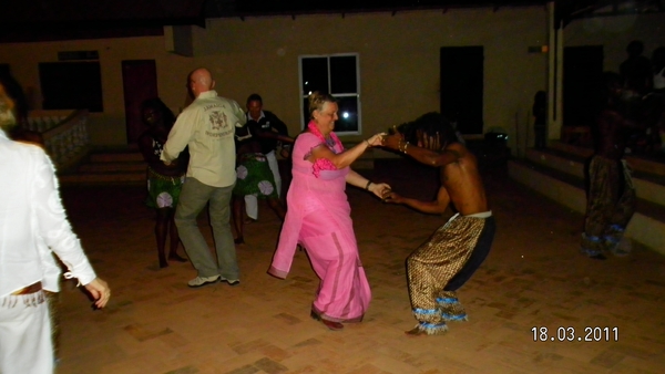 hier op een gambiaans  optreden en dansen zeg