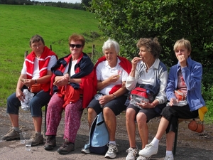 5 vrouwen op een bankje