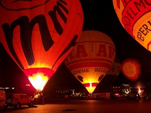 225-lantaarnballonballet met 9 heteluchtballons