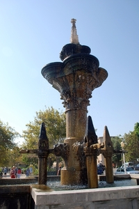 061 Rodos stad - fontein aan kerk