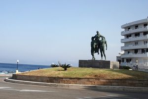 398 Rodos stad -  standbeeld ingang stad