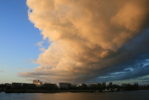 Lage wolken boven Antwerpen