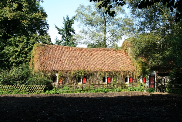 300 jaar oude boerderij omringd door bomen