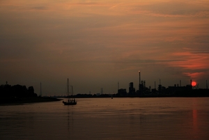 Zonsondergang aan de schelde  in Antwerpen