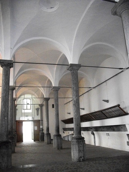 068-De oude paardenstallen-kolommen en blauwe steen