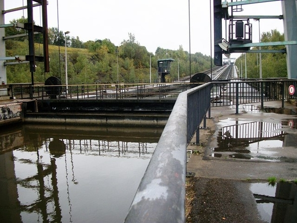 122-Hellend vlak op het kanaal Charleroi-Brussel