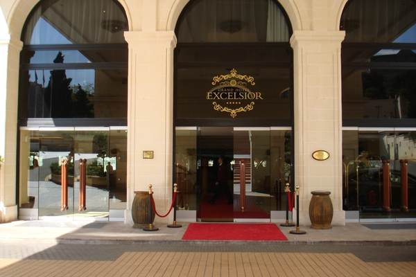 ingang Grand Hotel Excelsior