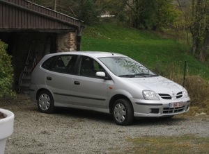 2306 Nissan Almera Tino voor het eerst op verplaatsing