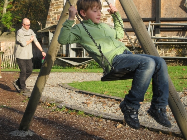 2309 Speeltuin bij kerk van Marcourt