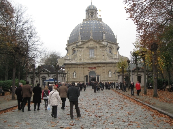 De basiliek van Scherpenheuvel in vooraanzicht