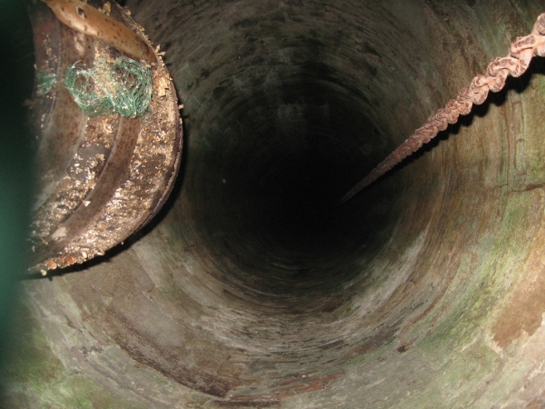 De waterput bovenaanzicht tot in de put.