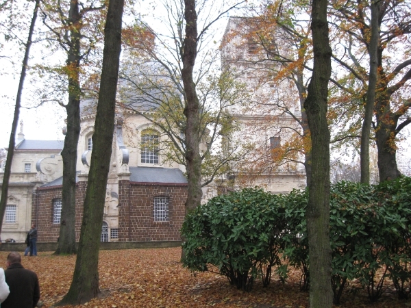 De basiliek gezien van tussen de bomen