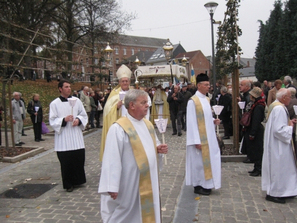 Hulpbisschop Lemmens gaat mee in de processie