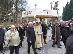 De pastoor draagt het sacrament