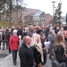 Een menigte die niemand tellen kan gaat mee in de processie37