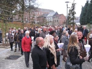 Een menigte die niemand tellen kan gaat mee in de processie37