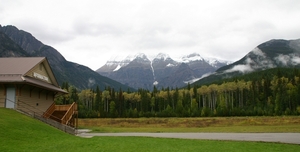 Mount Robson (3 954 m) - hoogste top in wolken