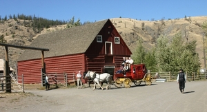 postkoets komt toe in Hat Creek Ranch (hotel)