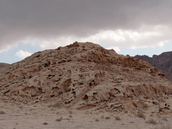 jordanie nabij petra trekking gesmolten rotsen