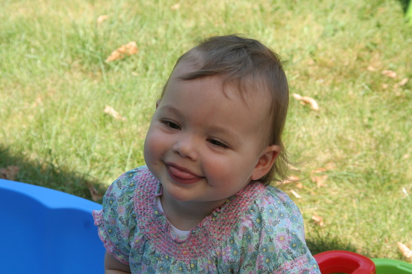 Lena in de zandbak.